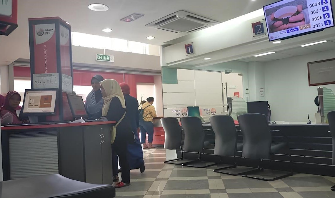 Kelihatan beberapa orang berada di lobi di dalam pejabat KWSP Muar untuk menjalankan perniagaan berkaitan perkhidmatan KWSP mereka