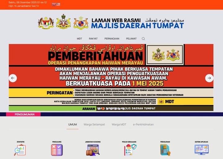 Tangkapan skrin laman web rasmi Majlis Daerah Tumpat. Sepanduk utama di halaman utama ialah pengumuman perkhidmatan awam berwarna merah kuning dalam tulisan Melayu dan Jawi, bertajuk "PEMBERITAHUAN OPERASI PENANGKAPAN HAIWAN MERAYAU"