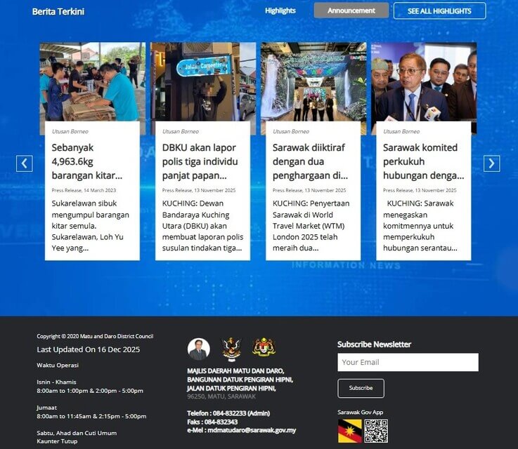 Tangkapan skrin laman web rasmi Matu-Daro District Council. Bahagian atas, bertajuk "Berita Terkini," memaparkan karusel empat kad berita dengan tajuk dan imej yang berkaitan dengan Sarawak. Bahagian bawah memaparkan butiran perhubungan majlis, termasuk alamatnya di Gedung Datuk Pengiran Hipni, waktu operasi, nombor telefon dan faks serta alamat e-mel. Bahagian ini juga termasuk kotak langganan surat berita dan kod QR untuk Sarawak Gov App