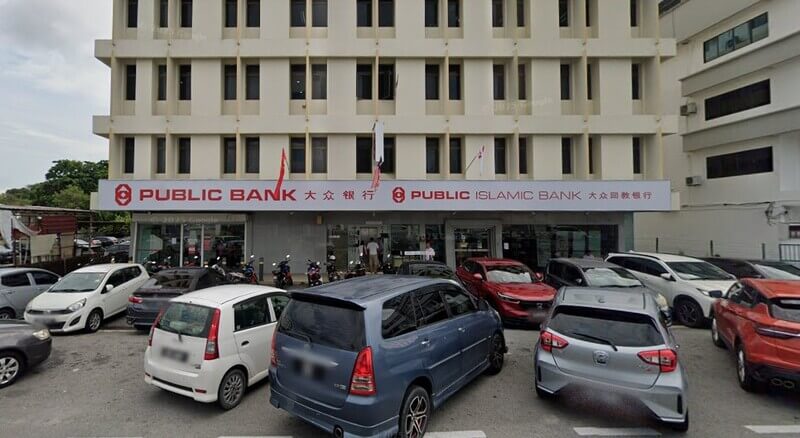 Bangunan Public Bank Alor Setar dengan kawasan tempat letak kereta di hadapan premis.