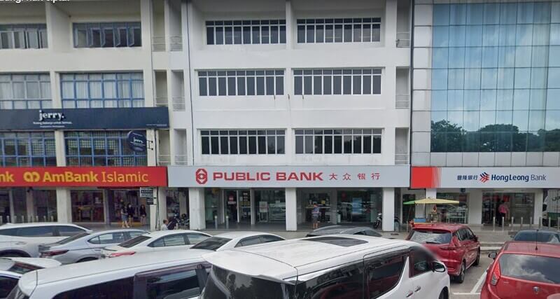 Barisan cawangan bank termasuk AmBank Islamic, Public Bank Bandar Baru Permas Jaya, dan Hong Leong Bank di sebuah bangunan kedai tiga tingkat dengan deretan kereta diletakkan di hadapannya.