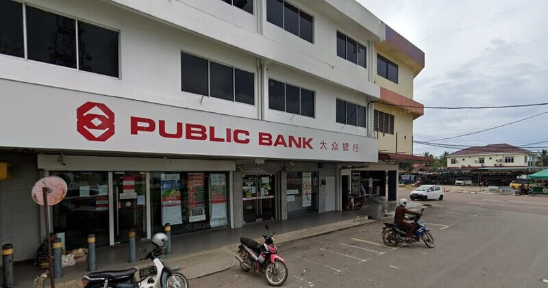 Pandangan luar bangunan cawangan Public Bank Chaah tiga tingkat dengan papan tanda nama bank dan beberapa motosikal diletakkan di bahagian hadapan.