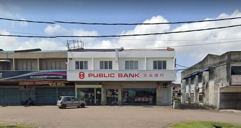 Pandangan hadapan bangunan cawangan Public Bank Kahang berangkai dua tingkat dengan papan tanda 'PUBLIC BANK 大众银行'.