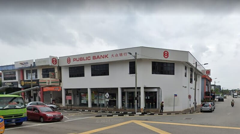 Pemandangan luar bangunan cawangan Public Bank Kota Tinggi-Bandar Kota Tinggi dua tingkat di persimpangan jalan di Kota Tinggi