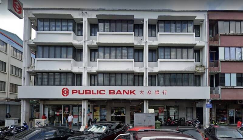 Bangunan cawangan Public Bank Selayang empat tingkat dengan papan tanda merah dan putih di bahagian hadapan serta kenderaan yang diletakkan di luarnya.