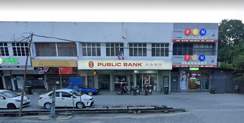 Pemandangan hadapan premis cawangan Public Bank Sik dan Farmasi FKN di kawasan rumah kedai dua tingkat.