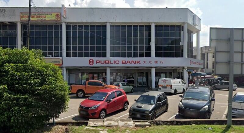 Barisan cawangan bank termasuk AmBank Islamic, Public Bank Taman Desa Cemerlang, dan Hong Leong Bank di sebuah bangunan kedai tiga tingkat dengan deretan kereta diletakkan di hadapannya.