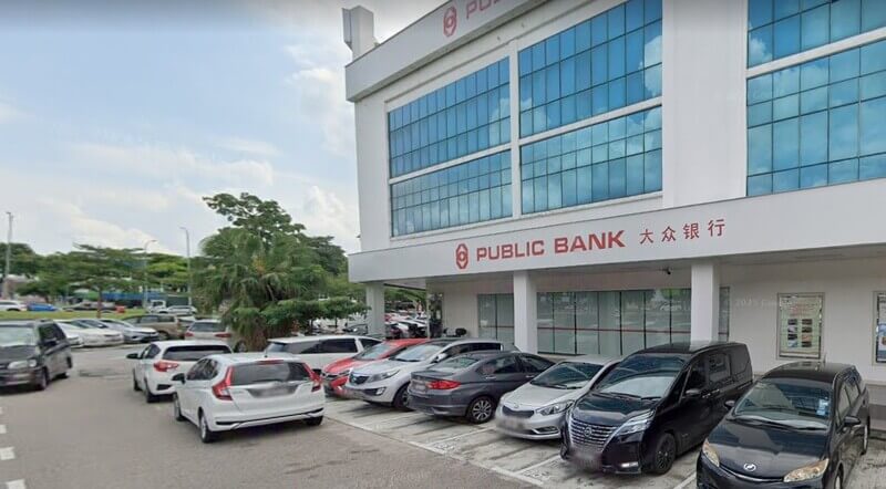 Pandangan luar cawangan Public Bank Taman Johor Jaya dengan tempat meletak kereta di hadapannya.