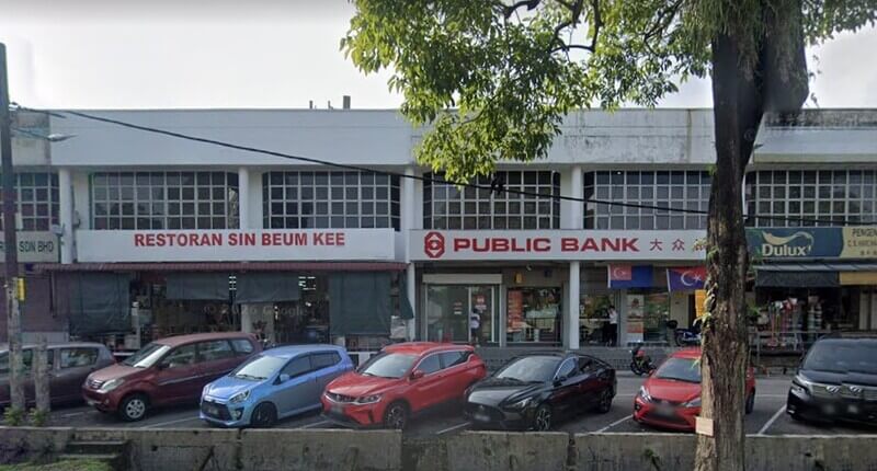 Barisan kedai dua tingkat yang menempatkan cawangan Public Bank Taman Munsyi Ibrahim dan Restoran Sin Beum Kee dengan deretan kereta diletakkan di hadapannya.