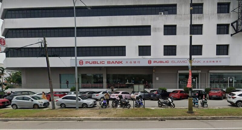 Pandangan hadapan bangunan cawangan Public Bank Taman Sentosa dan Public Islamic Bank dengan barisan kenderaan diletakkan di bahagian hadapan.