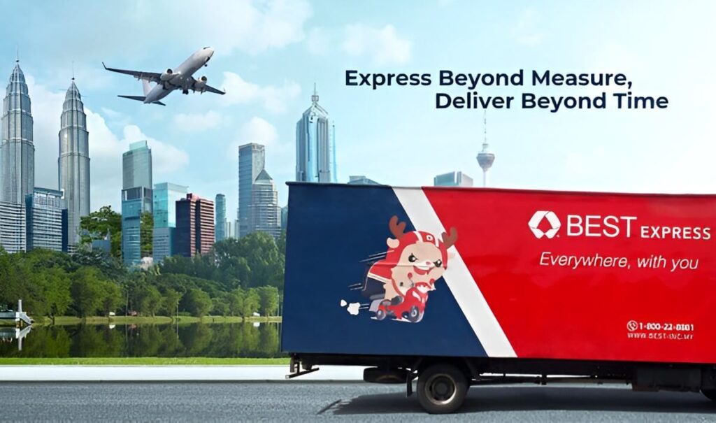 Imej promosi untuk BEST Express Malaysia. Pemandangan itu adalah pemandangan bandar yang bergaya dengan trak merah dan biru besar diletakkan di jalan di latar depan. Trak itu mempunyai logo BEST Express dan slogan "Everywhere, with you." Bahagian merah trak itu menampilkan maskot rusa kutub gaya kartun menaiki skuter sambil membawa bungkusan