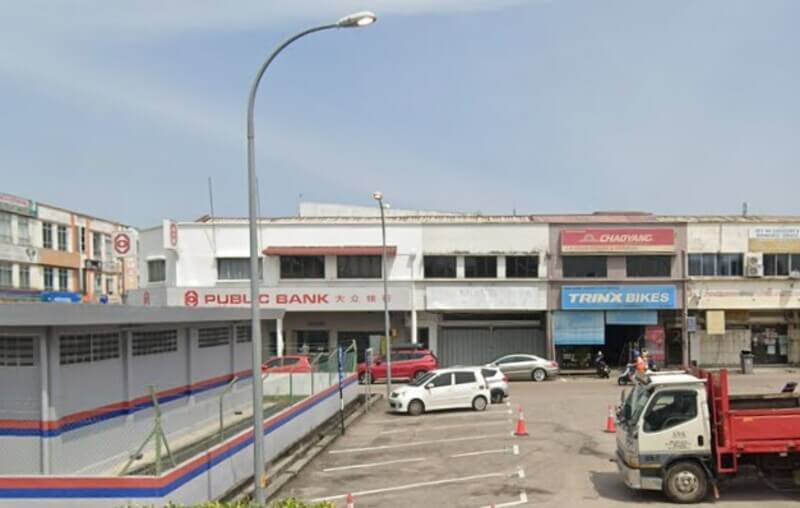 Pemandangan luar kawasan kedai dan cawangan Public Bank di Mersing bersama lot tempat letak kereta.