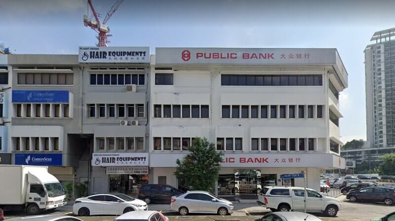 Pandangan hadapan cawangan Public Bank di Jalan Kelang Lama dengan tempat letak kereta di hadapannya.