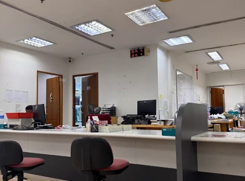 Pemandangan dalaman kaunter perkhidmatan di Public Bank Jalan Sultan Sulaiman yang dilengkapi dengan kerusi pelanggan, meja kaunter, komputer, serta paparan nombor giliran digital pada dinding.