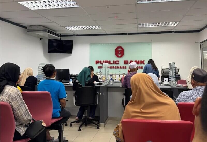Suasana di dalam pejabat cawangan Public Bank Wakaf Siku dengan pelanggan yang sedang duduk menunggu giliran berurusan di kaunter.