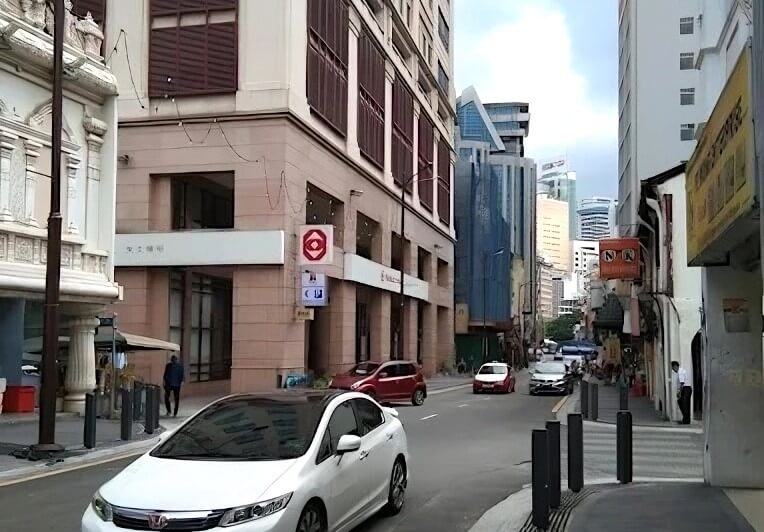 Pemandangan jalan Kuala Lumpur, Malaysia, menunjukkan cawangan Public Bank di Jalan Tun H S Lee