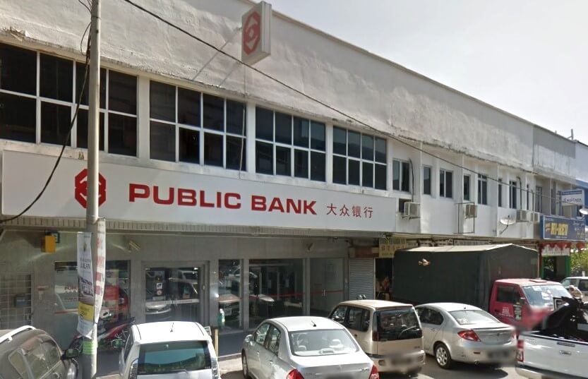 Bangunan komersil dua tingkat. Bahagian hadapan bangunan didominasi warna putih dengan tingkap besar di tingkat bawah dan atas. Tingkat bawah mempunyai papan tanda merah yang mencolok dengan teks putih yang berbunyi "PUBLIC BANK" dalam bahasa Inggeris, diikuti dengan aksara Cina