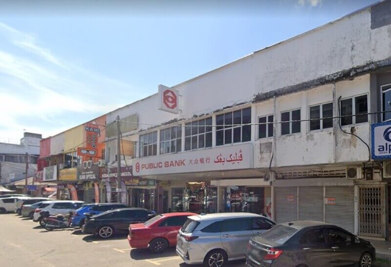 Pemandangan luar cawangan Public Bank Kuala Krai di kawasan kedai dengan kereta diletakkan di hadapannya