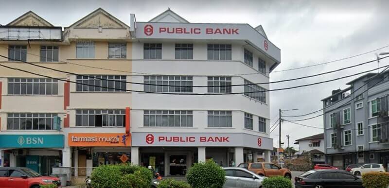 Pemandangan hadapan bangunan cawangan Public Bank Simpang Renggam di barisan rumah kedai, bersebelahan dengan Farmasi Murni dan BSN.