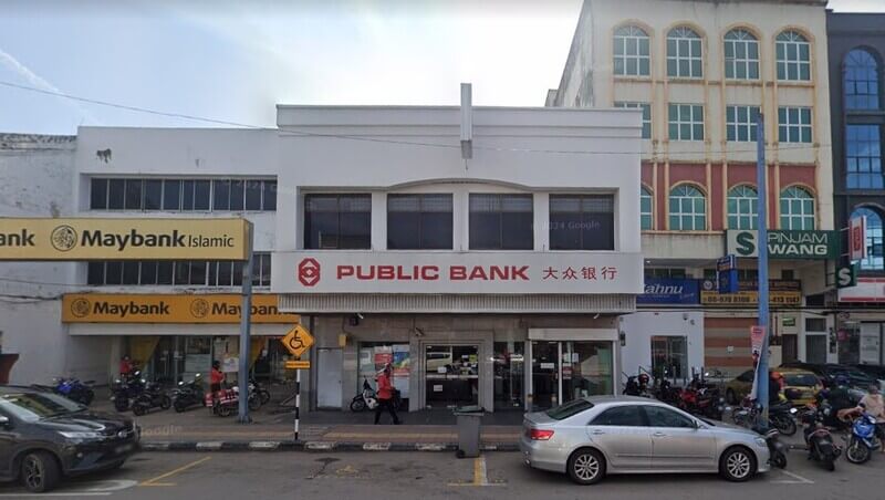 Bangunan cawangan Public Bank Tangkak dan Maybank yang terletak bersebelahan di kawasan kedai.