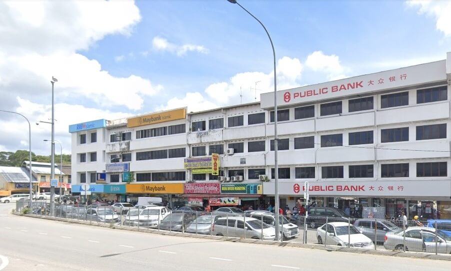 Beberapa bangunan komersial yang saling bersambung di Ulu Tiram. Bangunan terkemuka di sebelah kanan ialah Public Bank Ulu Tiram, dengan namanya dalam bahasa Inggeris dan Mandarin. Di sebelah kiri adalah bangunan dengan beberapa perniagaan, termasuk Maybank. Di hujung kiri ialah bank Islam RHB