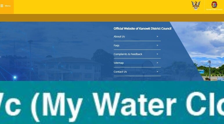 Tangkapan skrin laman web rasmi Majlis Daerah Kanowit, memaparkan skema warna biru dan kuning dengan menu navigasi termasuk "About Us," "FAQs," dan "Contact Us" pada imej latar belakang daerah