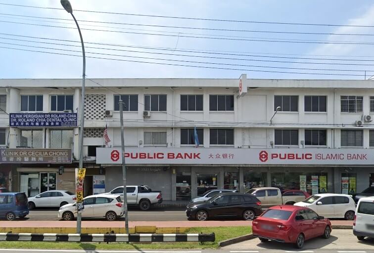 oto cawangan Public Bank and Public Islamic Bank yang terletak di bangunan komersial tiga tingkat di Lido, dengan kereta diletakkan di hadapannya