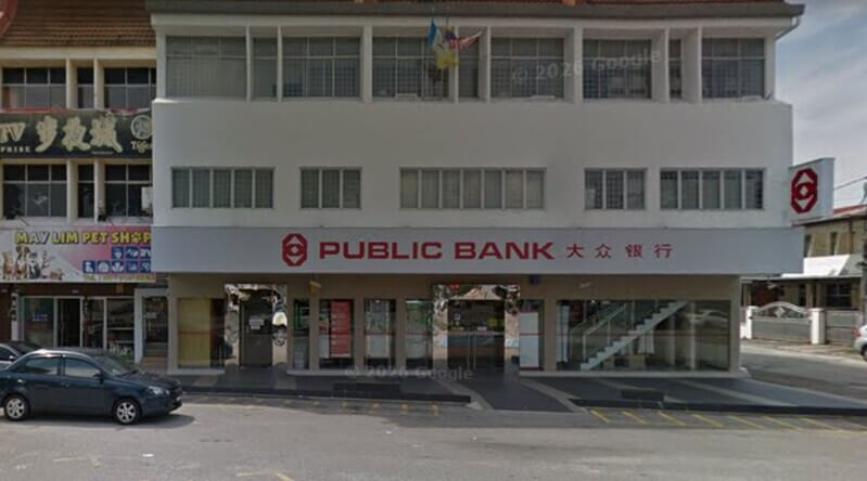 Bangunan cawangan Public Bank Bagan Ajam dengan papan tanda berwarna merah dan putih.