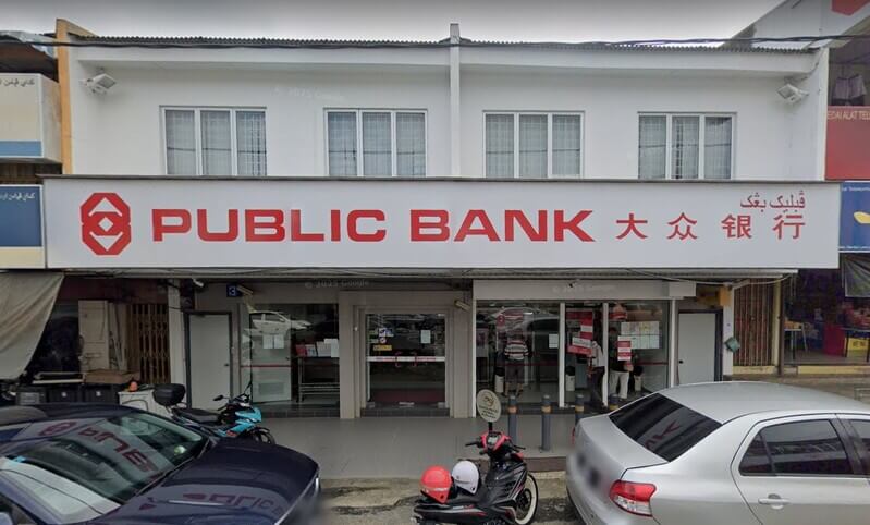 Pintu masuk cawangan Public Bank Benta dua tingkat dengan papan tanda besar berwarna putih dan merah.