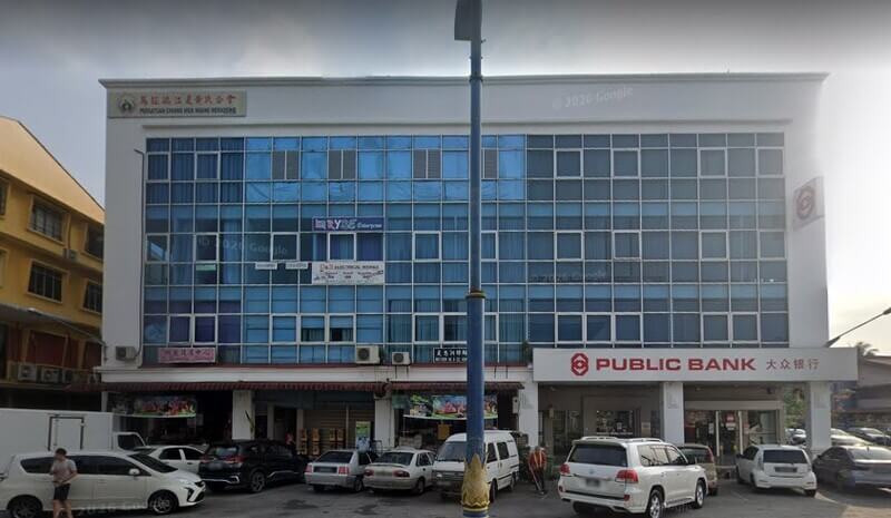 Bangunan komersial tiga tingkat dengan cawangan Public Bank Bintangor di tingkat bawah dan papan tanda perniagaan lain di bahagian hadapan cermin biru.
