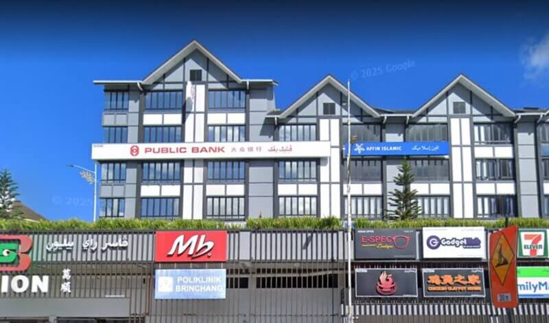 Bangunan komersial berarsitektur gaya Tudor di Brinchang yang menempatkan cawangan Public Bank Brinchang, Affin Islamic, dan pelbagai papan tanda kedai