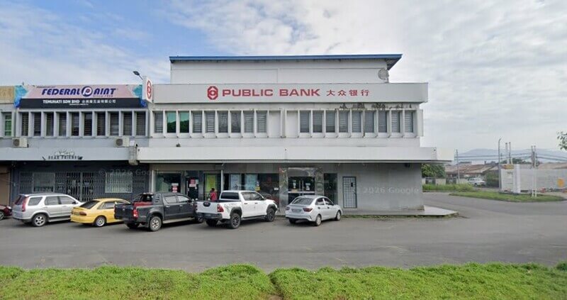 Bangunan Public Bank Jalan Apas berwarna putih dengan papan tanda “PUBLIC BANK” dan tulisan Cina, di sebelah premis Tederni Mart