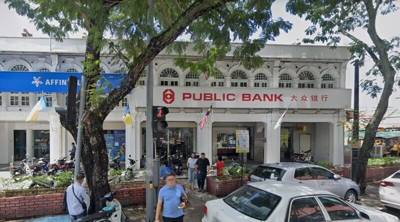  Pemandangan hadapan cawangan Public Bank Jalan Macalister di bangunan warisan dua tingkat, Jalan Macalister, Pulau Pinang.