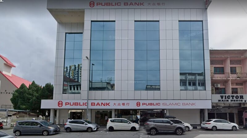 Bangunan Public Bank Jalan Yang Kalsom dan Public Islamic Bank bertingkat dengan panel cermin gelap dan beberapa buah kereta diletakkan di hadapannya.