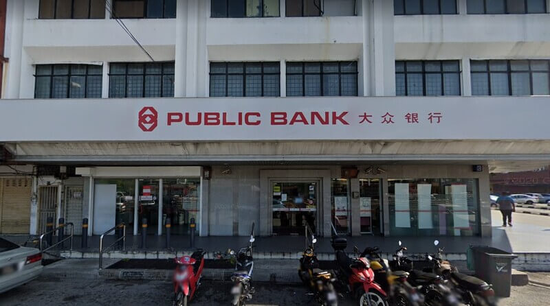 Pintu masuk cawangan Public Bank Jelapang dengan papan tanda premis dan motosikal yang diletakkan di bahagian hadapan.