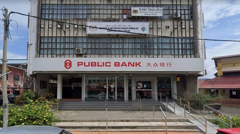 Bangunan cawangan Public Bank di Kuala Pilah dengan papan tanda bank di tingkat bawah serta Pejabat Tenaga Kerja dan Jabatan Alam Sekitar di tingkat atas.
