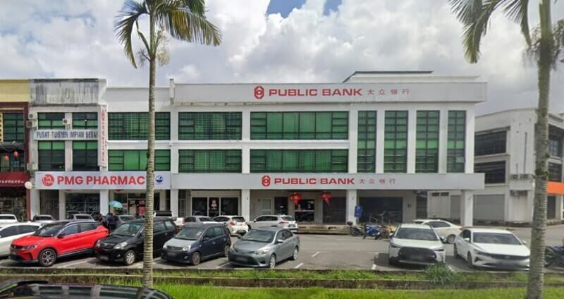 Bangunan kedai dua tingkat yang menempatkan cawangan Public Bank Li Hua dan PMG Pharmacy dengan tempat letak kereta di hadapannya.