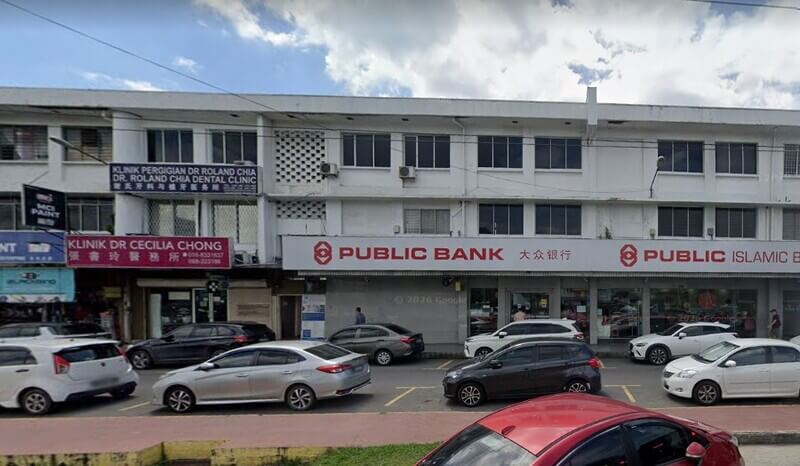 Deretan kedai dua tingkat di kawasan bandar, menampilkan cawangan Public Bank Lido dan Public Islamic di tingkat bawah, beberapa klinik di tingkat atas, serta deretan kereta yang diparkir di hadapan bangunan.