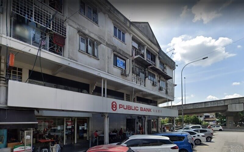 Bangunan kedai tiga tingkat yang menempatkan cawangan Public Bank Pandan Indah dengan tempat letak kereta di hadapannya.