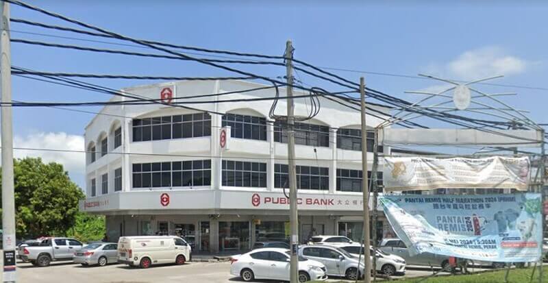Bangunan tiga tingkat cawangan Public Bank di Pantai Remis dengan beberapa kenderaan diletakkan di bahagian hadapan.