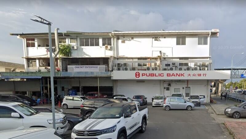 Bangunan kedai tiga tingkat yang menempatkan cawangan Public Bank Putatan dan Onn Fatt Enterprise dengan kawasan tempat letak kereta di hadapannya.