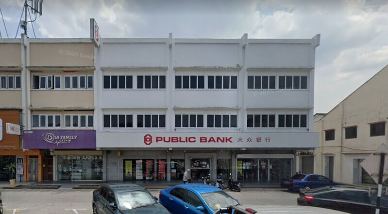 Pandangan hadapan cawangan Public Bank Sungai Siput di bangunan kedai tiga tingkat dengan papan tanda merah dan putih.