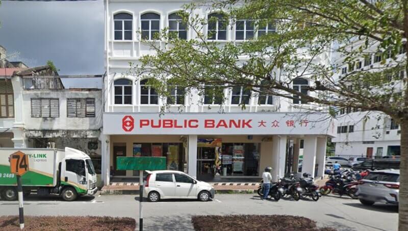 Bangunan tiga tingkat cawangan Public Bank di Taiping dengan signboard putih bertulis "PUBLIC BANK".