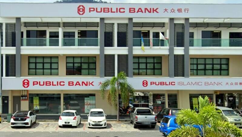Pandangan hadapan bangunan cawangan Public Bank Taman Bukit Mas dan Public Islamic Bank dengan beberapa kenderaan diletakkan di bahagian hadapan.