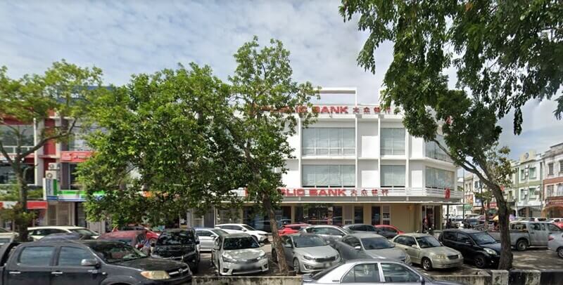 Pandangan hadapan bangunan cawangan Public Bank di Taman Malim Jaya dari seberang jalan, memperlihatkan cawangan bank tiga tingkat berwarna putih dengan papan tanda "PUBLIC BANK" dalam bahasa Inggeris dan Cina