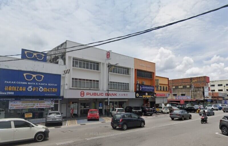 Pandangan jalan di kawasan kedai dengan cawangan Public Bank Tampin di bahagian tengah dan kedai optometri Hanizah Optometry di sebelah kirinya.
