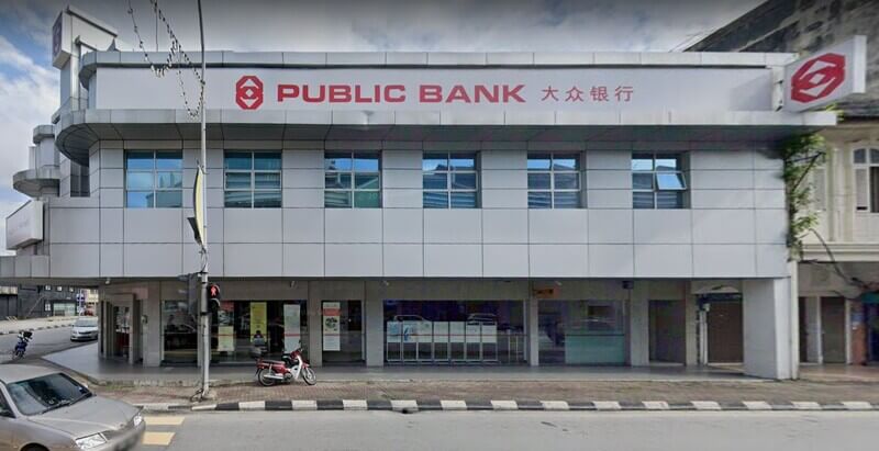 Pandangan hadapan bangunan cawangan Public Bank Jalan Sultan Idris Shah dua tingkat dengan papan tanda nama bank dan logo berwarna merah.