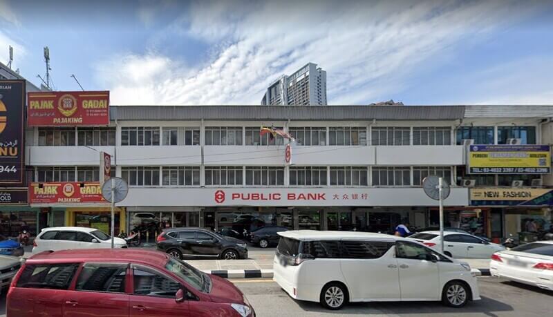 Pandangan luaran bangunan kedai dua tingkat yang menempatkan cawangan Public Bank di Setapak, Kuala Lumpur, dengan papan tanda merah dan putih, serta beberapa kenderaan diletakkan di laluan parkir hadapannya.