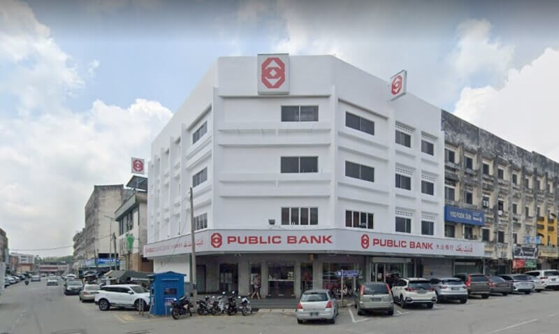 Pemandangan luar bangunan cawangan Public Bank Mentakab di sudut jalan dengan kereta diparkir di hadapannya.