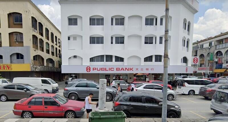 Bangunan cawangan Public Bank Pandan Jaya berwarna putih dengan papan tanda bank di hadapan jalan raya yang dipenuhi kenderaan meletak kereta.